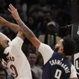 Darius Garland (Cleveland/à gauche) a brillé vendredi face à Washington KEYSTONE/AP/Sue Ogrocki